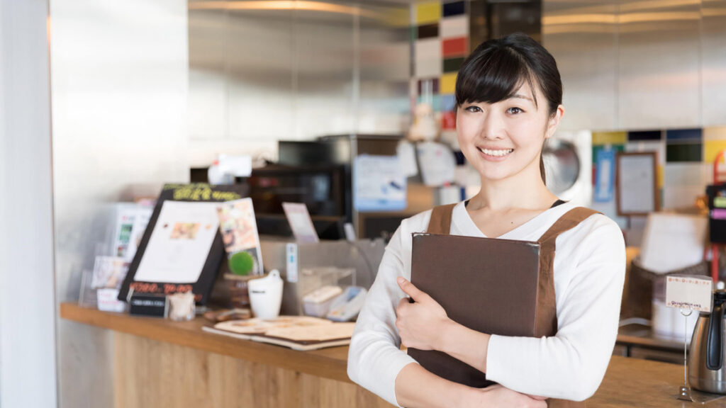 飲食店の人事評価を待つ従業員の様子