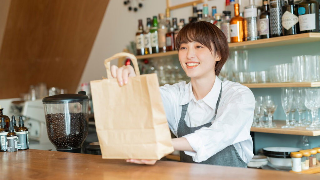 飲食店で接客をしている従業員の様子